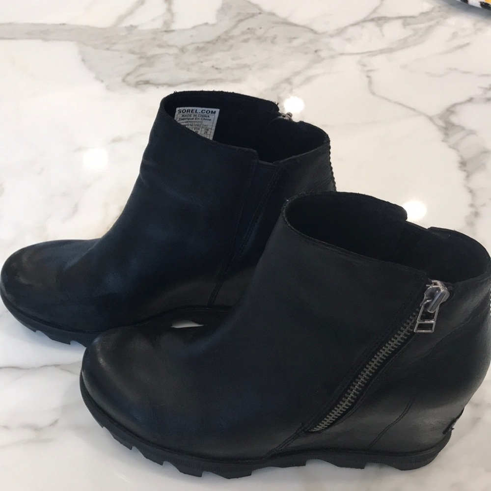 Black sorel wedge boots
